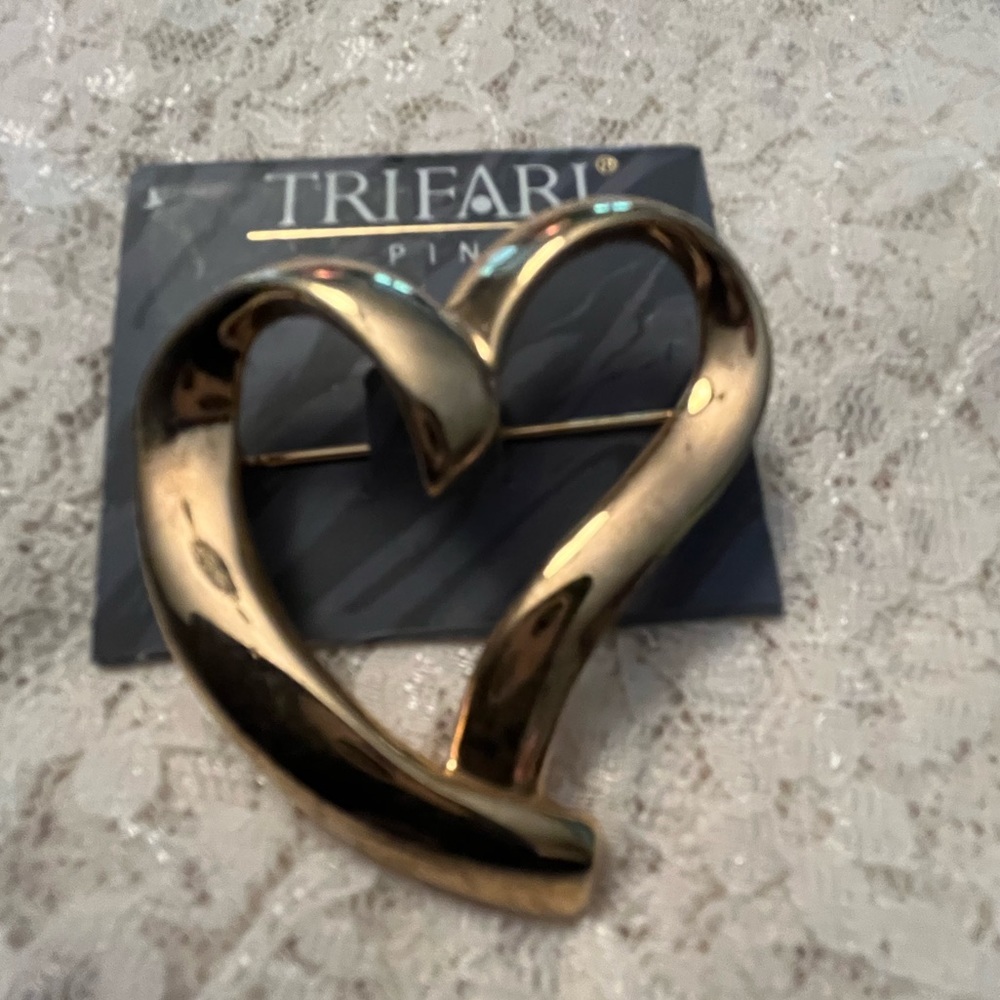 Trifari/women’s gold heart pin